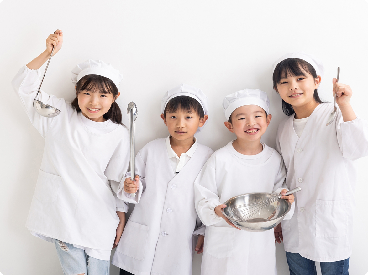 給食を調理する子供たち